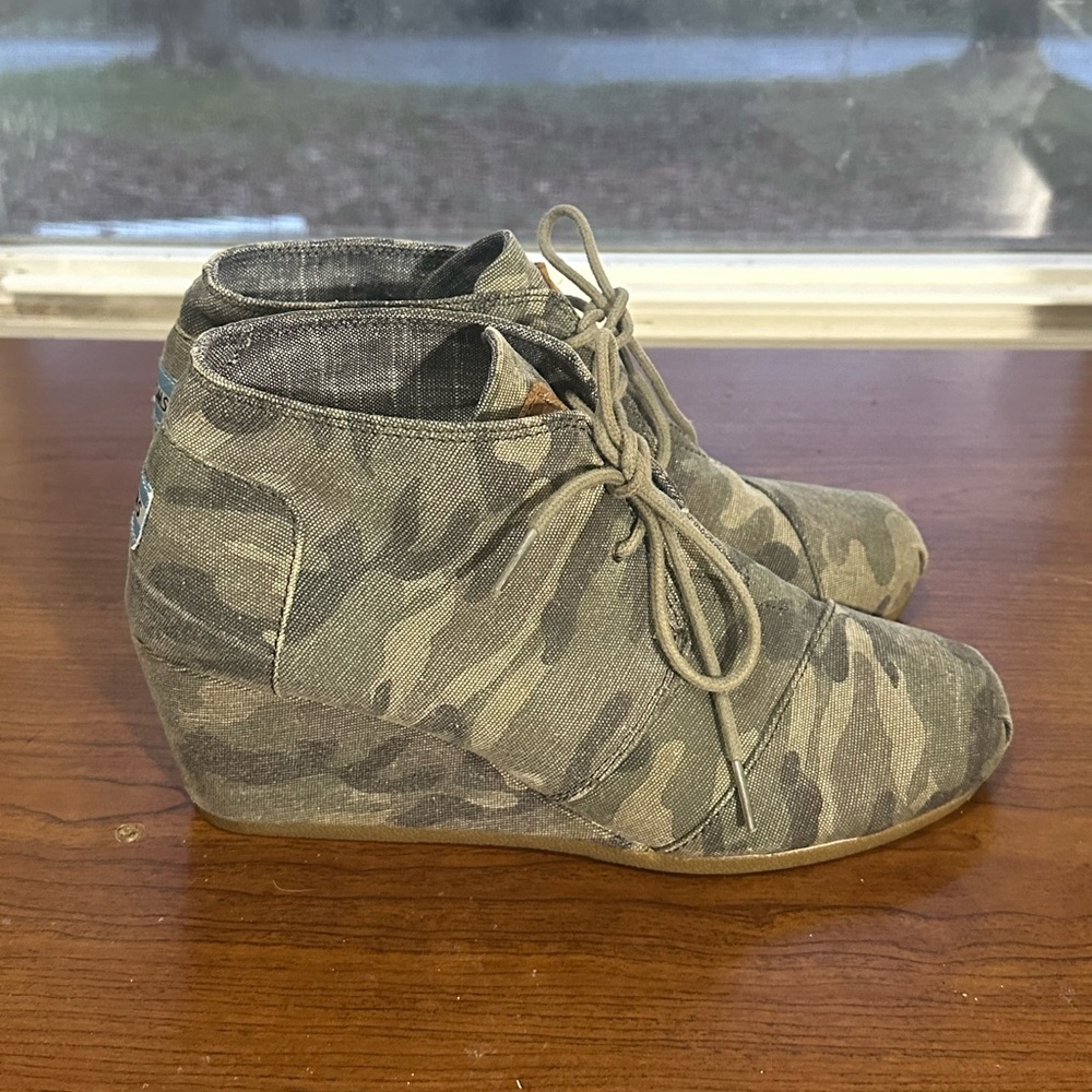 TOMS Women's Camouflage Wedge Booties Size 10 - Picture 3 of 7